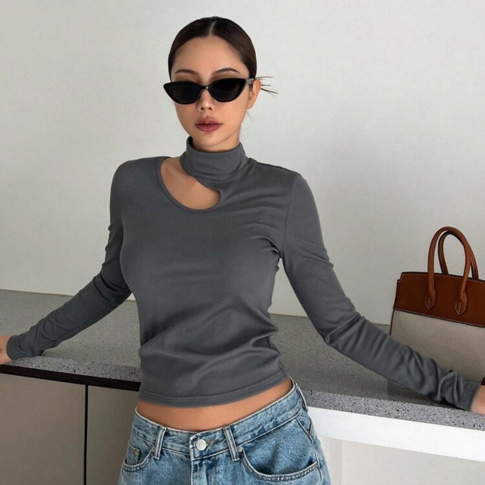 3/25$Gray long-sleeve shirt